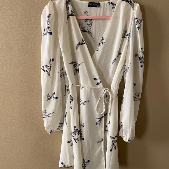 White dress with long sleeve - Picture 3 of 3